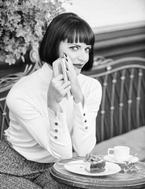 Kendini geliştirme kavramı. Kadın iyi kitap Cafe Teras okumaktan zevk içki var. Modern edebiyat kadın için. İş kadını, kahve molası sırasında kitabını okudum. Kahve ve mükemmel hafta sonu için iyi kitap