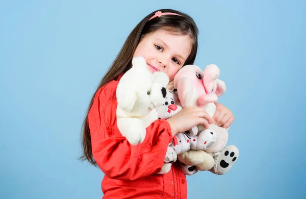 Mi amigo gracioso. Feliz infancia. Cumpleaños. Niña jugando en la sala de juegos. niña pequeña con juguete de oso suave. psicología infantil abrazando a un oso de peluche. tienda de juguetes. Día de los niños. Mejor amigo — Foto de Stock