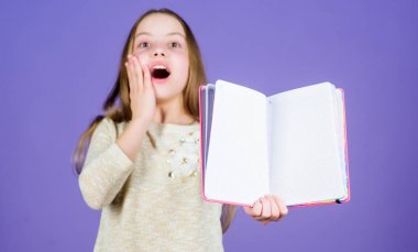 Okumada mükemmeldir. Mutlu küçük kız kitap okumayı sever. Sevimli küçük çocuk ev okuma için açık kitap ile gülümseyerek mutlu. Okuma da eğitim, kopyalama alanı