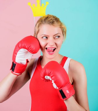 Parti zamanı. Prenses bakışlı sporcu. Boks eldivenlerinde taç pervanesi olan komik bir kadın. Parti pervane ile sevimli boksör kız. Spor giyiminde atletik bir kadın. Boks onun için eğlenceli.