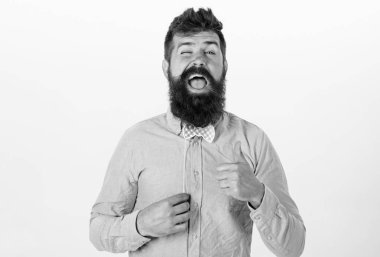 Adam şık sakal ve bıyık komik surat yapma. Mutlu yüz kırmızı kağıt papyon, parti kavramı holding sakallı adam. Hipster izole üzerinde beyaz arka plan yukarı gösteren uzun sakallı