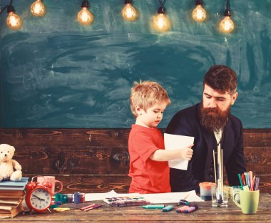 Resmi olmayan eğitim kavramı. Sanat ders anaokulu. Sevimli çocuk öğretmen onun çizim gösterilen