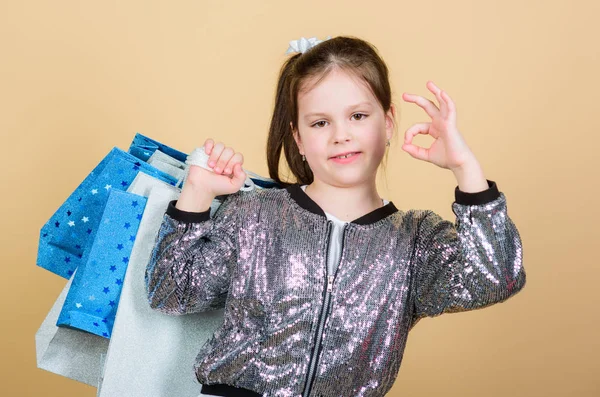 Niña pequeña con bolsas de compras. al por menor. Ahorro de compra vacaciones. Moda y estilo. cliente con paquete. Descuentos de ventas. Niña alegre. Niña con regalos. Excelente tela. Excelente calidad —  Fotos de Stock