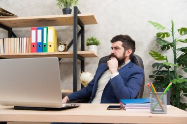 İş e-postası ile yanıt verme. Ofiste acımasız bir işadamı. Dizüstü bilgisayarda sakallı olgun adam. sakallı hipster bilgisayar kullanın. Erkek patron çalışıyor. Dijital teknolojiler ile iş dünyasını zirvede tutma