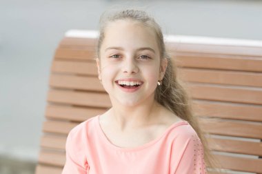 Küçük çocuk yürümekten hoşlanır. Mutlu günler. En iyi aksesuarıma gülümse. Gülümseme ona yakışıyor. Uluslararası çocuk günü. Sonuna kadar gülümsüyor. Kız kaygısız çocuk. Çocuk uzun saç güneşli bir gün yürüyüş. Yaz tatilleri