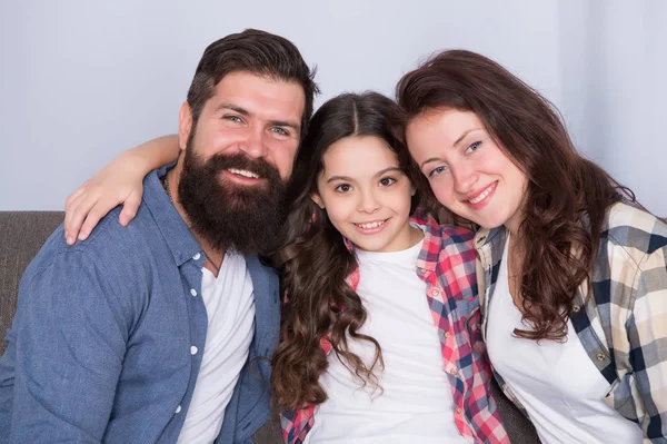 Aile olmaktan mutluyum. güven ve göreceli bağlar. sakallı erkek ve çocuklu kadın. mutlu aile evde dinlenmek. aile hafta sonu. anne ve baba kızı seviyorum. Ebeveynleri olan küçük bir kız. evde aile — Stok fotoğraf