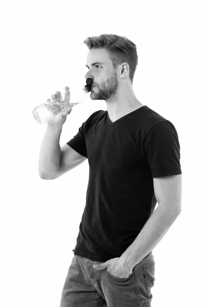 J'ai soif. Homme athlète tenir bouteille d'eau. Il boit de l'eau sur fond blanc. Santé des soins de l'homme et équilibre hydrique. Sportsman soin hydratation eau corps nourrissant. Concept de mode de vie sain — Photo