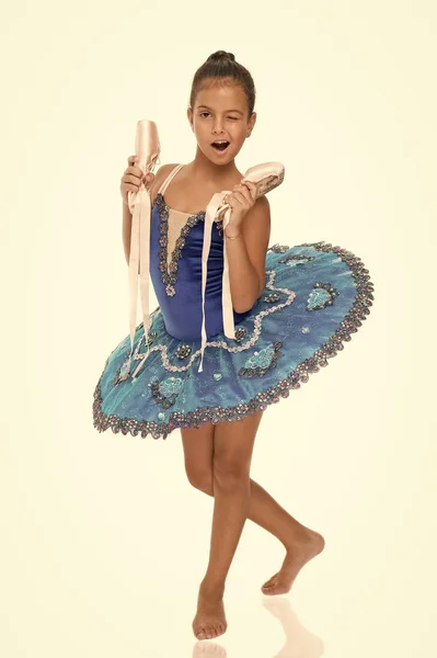 Hay muchos caminos para el ballet. Niño feliz sostiene zapatos de ballet atributo importante excelente bailarina. Comience el programa de danza clásica de carrera. Bailarina niña sostiene zapatos puntiagudos en fondo blanco de la mano —  Fotos de Stock