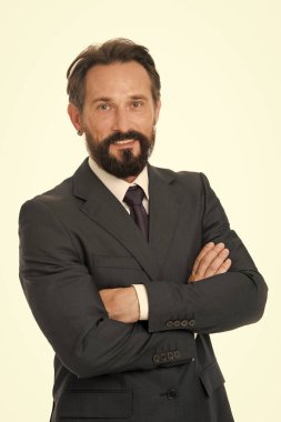 Kararından emindi. İş adamı klasik resmi kıyafet kararını verdi. İş davranışları kendinden emin olmalı. İş adamı başarısı tüyoları. Başarılı olmak istiyorsan bilmen gerekir. Ben seçimimi yaptım