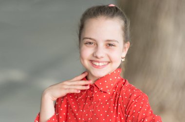 Mutluluk sevinç ve eğlenceli kavram. Bütün gün gülüyordu. Çocuk uzun saç mutlu gülümseme yüz. Yaz tatilleri. Mutlu günler. En iyi aksesuarıma gülümse. Kız kaygısız çocuk. Gülümseme ona yakışıyor. Uluslararası çocuk günü