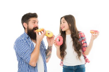 Tatlı düşkünlüğü olan babalar için mükemmel. Kız çocuk ve baba renkli sırlı donut tutun. Tatlılar ve kavram davranır. Kızı ve babası tatlı çörek yer. Tatlı tatlı. Çörekleri severiz. Babalar günü hediyesi