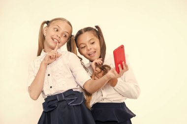 Kız okul üniforması, selfie akıllı telefonu al. Mükemmel fotoğraf çekmek için poz vermek. Kızlara özgü bir eğlence. Kızlar sadece eğlenmek ister. Okullu kızlar güzel saç stili. Fotoğrafları paylaşmak için cep telefonu ya da akıllı telefon kullanırlar.