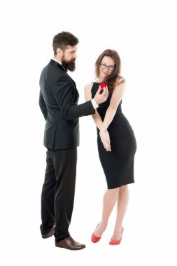 Adam kırmızı kutu romantik teklifini bekliyor. Benimle evlenir misin? Evet demek üzereyim. Eşsiz evlilik teklifi için fikirler. Çift yıldönümünü kutluyor. Umarım yüzüğü seviyordur. Evlenme teklifi.