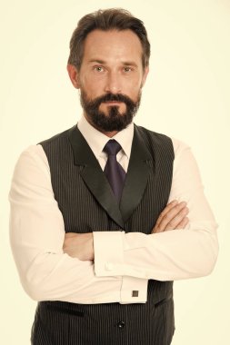 Kendinden emin ve başarılı. İşadamı klasik resmi giyim tutuşsun göğsüne geçti. İş davranış emin olmanız gerekir. İş adam başarı ipuçları. Eğer başarılı olmak istiyorsanız bilmeniz gereken