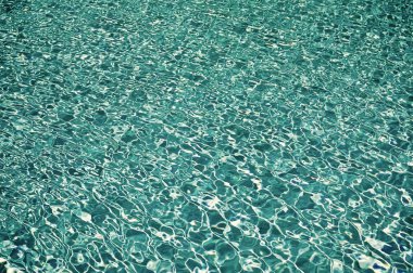 Yüzme kursları. Deniz şeffaf berrak su. Akan su yüzeyi. Okyanus gezisi ve dünya çapında seyahat. Deniz arka plan dokusu. Bohem deniz tatil köyü. Lüks tatil beldesi. Küçük dalgalar mavi deniz