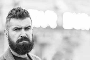 Sakallı ve havalı. Berber ipuçları sakal bırakır. Hipster görünümü. Sakal ve berber konsepti. Sakallı hippi adam şık bir palto. Şık sakal ve bıyık Sonbahar ve kış mevsimi