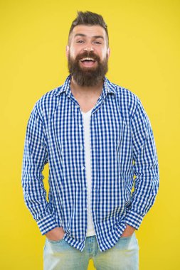 Damalı gömlekli vahşi sakallı hipster. Erkek modası ve bahar stili. Olgun mutlu adam hipster. Yaz hipsterı. Sarı arka planda sakallı duygusal bir adam. gülümseyen adam hipster moda bakmak