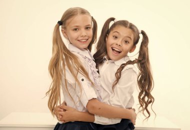 Mutlu kız arkadaşlar birbirlerine sarılırlar, arkadaşlık konsepti. Gerçek bir arkadaşlık dünyadaki tüm ilişkilerden daha önemlidir. Mutlu kızlar arkadaşlar..