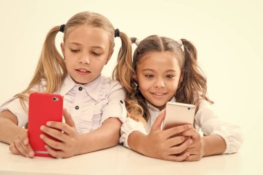 Eğitim uygulaması. Online hayat kavramı. Şirin kız öğrenciler öğrenciler akıllı telefonlar büyük diagonal ekran onay sosyal ağlar kullanır. Göndermek mesaj arkadaş. Çevrimiçi iletişim mesajlaşma. Oyunu uygulama