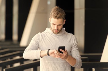 cybersport. adam akıllı telefon tutun ve akıllı saate, cybersport bak. Dijital spor ve cybersport kavramı. Cybersport modern insan için. kazanmak hazır.