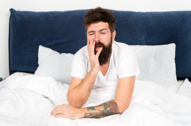 Overworked. yatak odasında acımasız uykulu adam. sakallı adam hipster sabah uyku. uykuda ve uyanık. yatakta pijama sakallı olgun erkek. enerji ve yorgunluk. yorgun adam duygu overworked