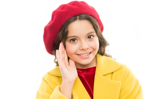 Beleza e moda primavera. pequena menina parisiense com rosto feliz. Dia das crianças. Estilo de outono França. criança menina em boina francesa. felicidade infantil. beleza na França. frança em seu coração — Fotografia de Stock