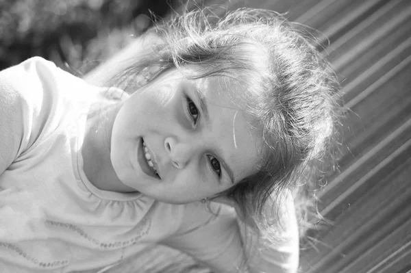 Niña sonrisa con la piel de la cara joven. Feliz niño disfruta de un día soleado. Chico de moda sonriendo al aire libre. Vacaciones de verano ocio y concepto de diversión — Foto de Stock