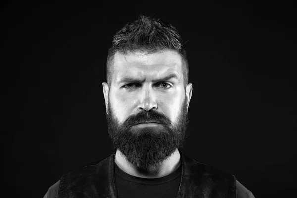 Homme barbu. Mode masculine. brutal hipster caucasien avec moustache. Soins du visage. Hipster mature avec barbe. Portrait de mode d'homme. Un homme sérieux. Soins des cheveux et de la barbe — Photo