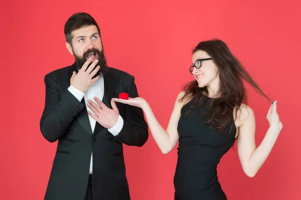 El anillo es perfecto. esmoquin hombre y elegante dama en la fiesta de compromiso. cita de amor y romance. pareja formal. anillo en caja. San Valentín. pareja sexy en el amor. mujer hacer sorprendido hombre matrimonio propuesta — Foto de Stock