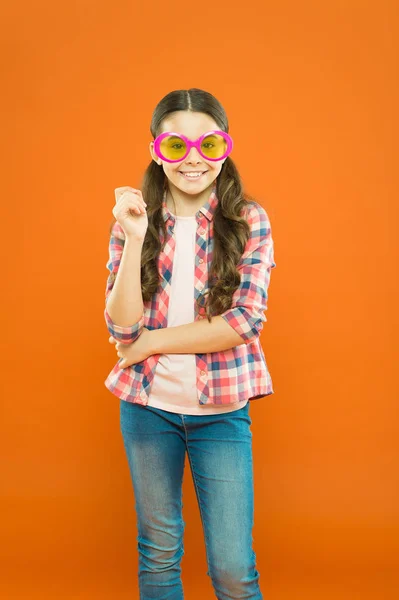 Güneş gözlüğü aksesuarı. Görme ve göz sağlığı. Görme yetisini geliştir. Kız gözlük takıyor. Optik ve görme tedavisi. Etkili egzersiz gözleri yakınlaşıyor. İyi gören çocuk mutlu. — Stok fotoğraf
