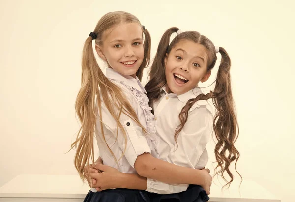 Las amigas felices se abrazan, concepto de amistad. Una verdadera amistad es más que cualquier otra relación en la tierra. chicas felices amigos. —  Fotos de Stock