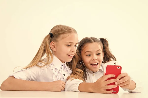 Modernes Lebenskonzept. Kleine Kinder lernen Smartphone als integralen Bestandteil des modernen Lebens. kleine Mädchen mit Handy. — Stockfoto