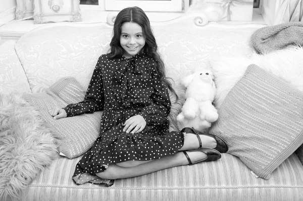 Bambina aspetta il regalo di Natale. Sto aspettando Babbo Natale. Ragazzo con i giocattoli. bambina che gioca. . famiglia di Natale. felice anno nuovo. Bella casa. La mattina prima di Natale. Interni domestici — Foto Stock