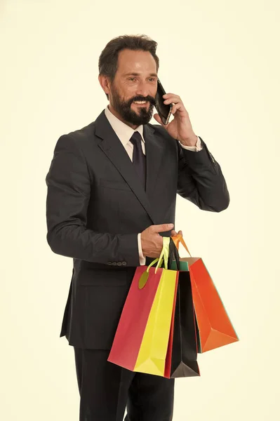 Conceito de compras. Homem feliz com sacos de compras. Falar de viciados em compras no telemóvel. Transformar compras em uma experiência — Fotografia de Stock
