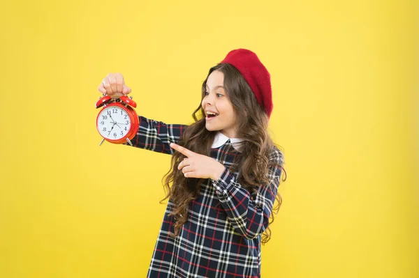 Menina com despertador. Preparar despertador. Criança menina segurar relógio vermelho. Está na hora. Sempre a horas. Nunca é tarde demais. Defina seu próprio ritmo de vida. Conceito de happy hours. Calendário e calendário — Fotografia de Stock