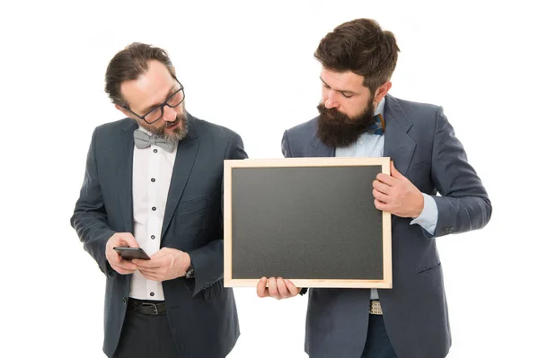 Üzleti projekt indítása. Az üzleti projekt elindítása. Férfiak szakállas srácok viselnek formális ruhák tartsa táblára. Jól ápolt üzletember tart Chalkboard. Hasznos információk. Üzleti kihirdetés — Stock Fotó
