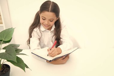 Bilgi kavramı. Liseli kız ders, bilgi yazmak. Bilgi gün. Eğer sen lüzum bilgi okumak gerekir