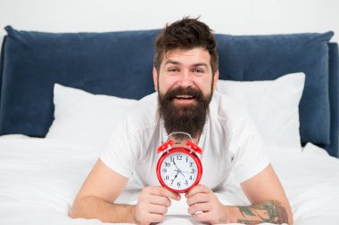 Güne burada başladığım için şanslıyım. yatak odasında acımasız uykulu adam. yatakta pijama sakallı olgun erkek. uykuda ve uyanık. enerji ve yorgunluk. zaman yönetimi. çalar saat ile mutlu sakallı adam hipster