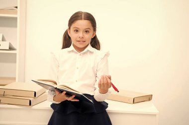 Yeni okul programı uygulamak istediğiniz. Kız gönüllü arıyorum pad kalem tutar. Liseli kızlar eğitim sosyal girişimler dahil. Çocuk okul üniforması mutlu yüz birleştirmek okul olay isteyip istemediğinizi sormak