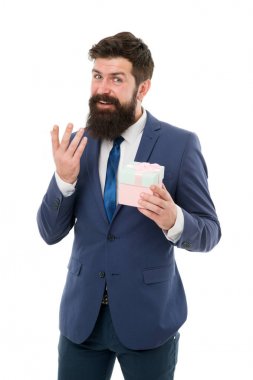 Sadakat ödüllendirme programını geliştirmenin yolları. Ofis partisi. Hoş bir sürpriz. Müşteri için bir hediye. Erkek sakallı hippi resmi giysileri hediye kutusu beyaz arka plandadır. Minnettar bir kavram. Meslektaşıma bir hediye.