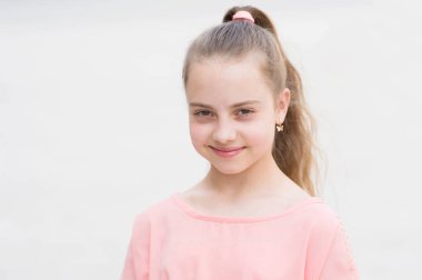 Aklımda sadece eğlence var. Kaygısız kız çocuğu. Uzun saçlı çocuk güneşli bir günün tadını çıkarıyor. Yaz tatili. Çekici, şık, şık bir kız. Küçük çocuk yürümekten hoşlanıyor. Mutlu bir gün. Genç olmanın tadını çıkar. Hafta sonu yürüyüşü