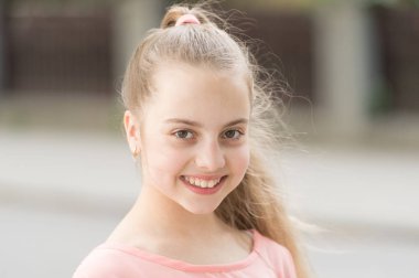 En iyi aksesuarıma gülümse. Gülümseme ona yakışıyor. Uluslararası çocuk günü. Sonuna kadar gülümsüyor. Kız kaygısız çocuk. Çocuk uzun saç güneşli bir gün yürüyüş. Yaz tatilleri. Küçük çocuk yürümekten hoşlanır. Mutlu günler