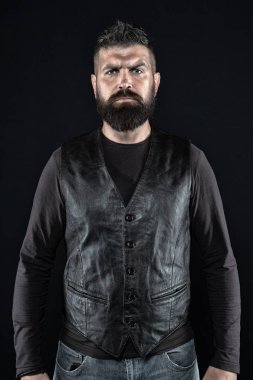 Olgun hippi sakallı. bıyıklı acımasız beyaz hippi. Yüz bakımı. Erkek moda. Sakallı adam. ciddi adam. Hırslı ve yakışıklı. Kişisel tarzını takip