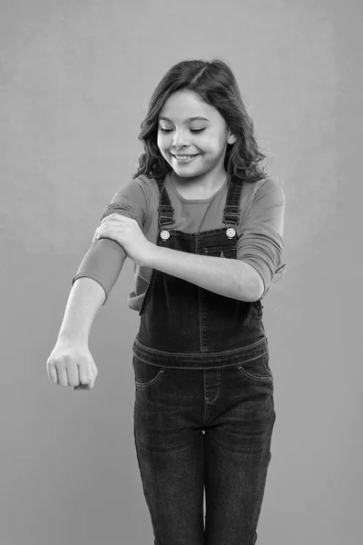 Moda de niño pequeño. Felicidad infantil. niña pequeña con el pelo perfecto. Día internacional de los niños. Niña feliz. Belleza y moda. Joven perfeccionista. Se adapta perfectamente — Foto de Stock