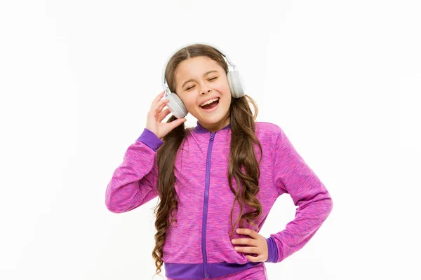 Rompiendo una canción. Adorable cantante aislado en blanco. Un niño pequeño cantando una canción. Niña cantando canción por placer. Lindo niño escuchando la canción jugando en los auriculares —  Fotos de Stock