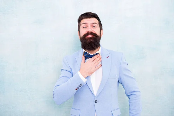 Volwassen zakenman in blauwe jas. Glamour volwassen hipster man met baard. Gentleman gaan op Love date. Tuxedo fashion look. bebaarde man in strikje. bruid bruidegom op huwelijksfeest. Gebruikt om er perfect uit te zien — Stockfoto