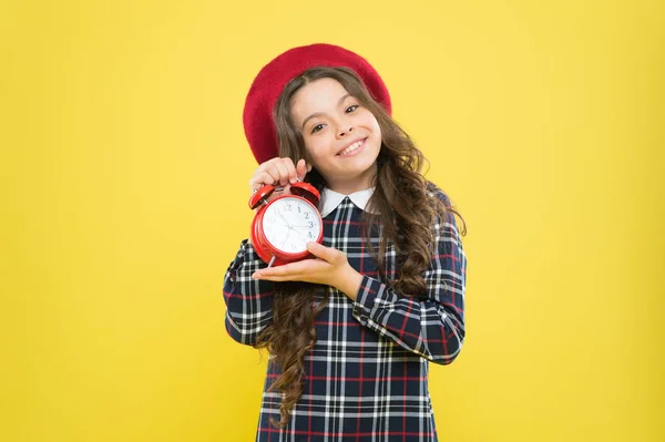 Define tu propio ritmo de vida. Concepto de Happy hours. Horario y calendario. Chica con despertador. Prepara el despertador. Niña niña sostiene el reloj rojo. Es la hora. Siempre a tiempo. Nunca es demasiado tarde. — Foto de Stock