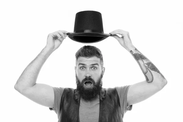 Quiero un truco de magia. Ilusionista truco concepto de rendimiento. Trabajador de circo. Ejercicio de magia de circo. Que comience la actuación. Hombre barbudo cilindro hipster. Cosas extrañas pasando en su actuación — Foto de Stock