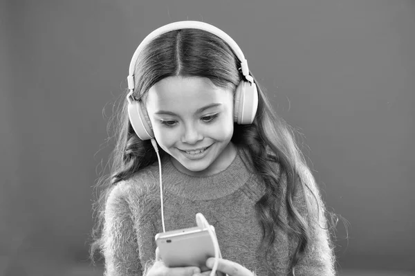 Οι καλύτερες δωρεάν εφαρμογές μουσικής. Απολαύστε τέλειο ήχο. Κορίτσι παιδί ακούει μουσική μοντέρνα ακουστικά και smartphone. Ακούστε δωρεάν. Αποκτήστε λογαριασμό συνδρομής music. Πρόσβαση σε εκατομμύρια τραγούδια. Απολαύστε μουσική έννοια — Φωτογραφία Αρχείου