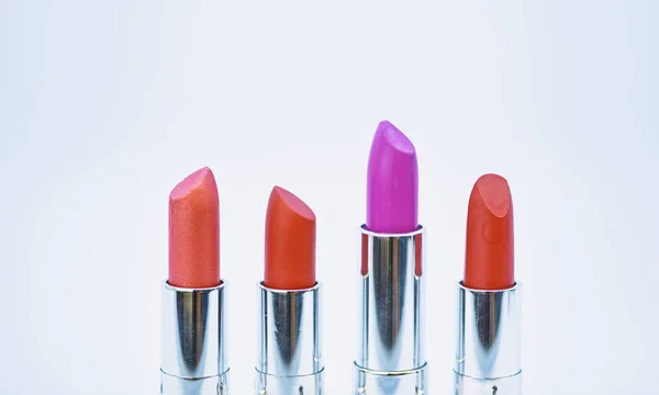 Muss sein. Beauty-Trend. Tagesschminke. Lippenstift für professionelles Make-up. Wählen Sie die Farbe, die zu Ihnen passt. Make-up-Produkte vergleichen. Lippenpflegekonzept. Lippenstifte auf weißem Hintergrund. hochwertiger Lippenstift — Stockfoto